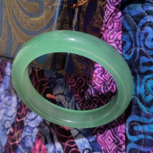Elegant Green Jade Bangle, Size 67.15mm - Picture 3 of 5